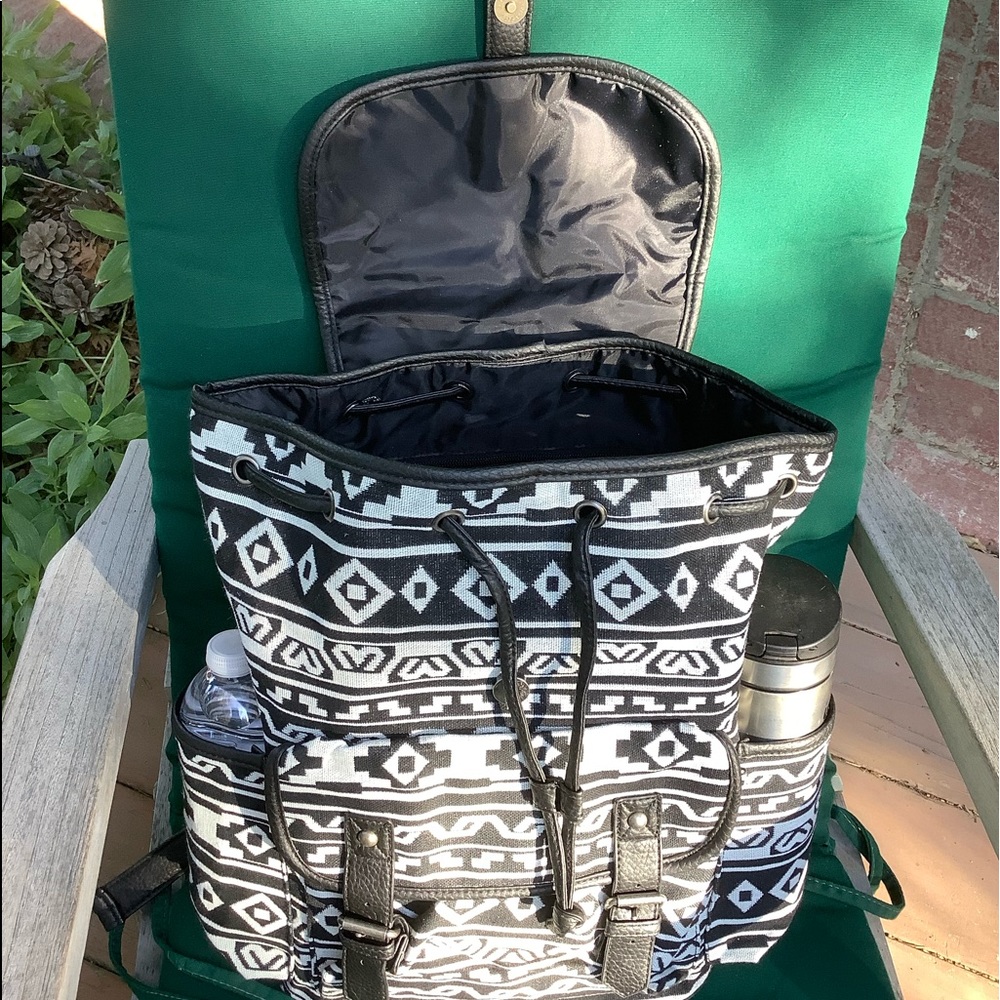 Hike,Beach,Books Black and White w Blk Trim. - Picture 10 of 12